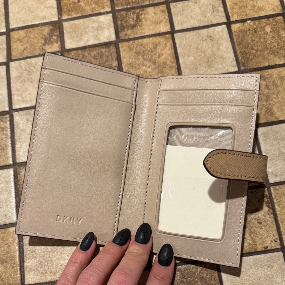 DKNY Bryant Monogram Saffiano Leather Bifold Flap Card Holder Wallet - Picture 4 of 4